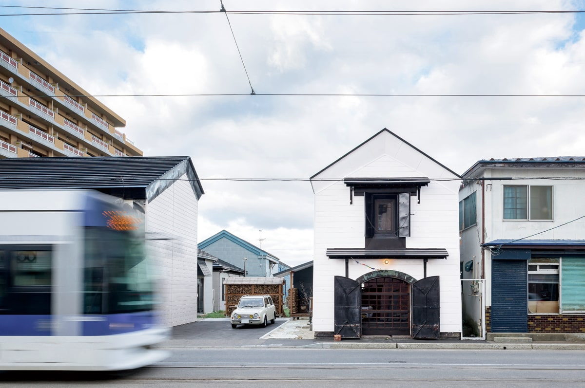 電車通りに建つ築111年の蔵をリノベーション。既存の姿を生かした外観は、街並みにしっくりと馴染む