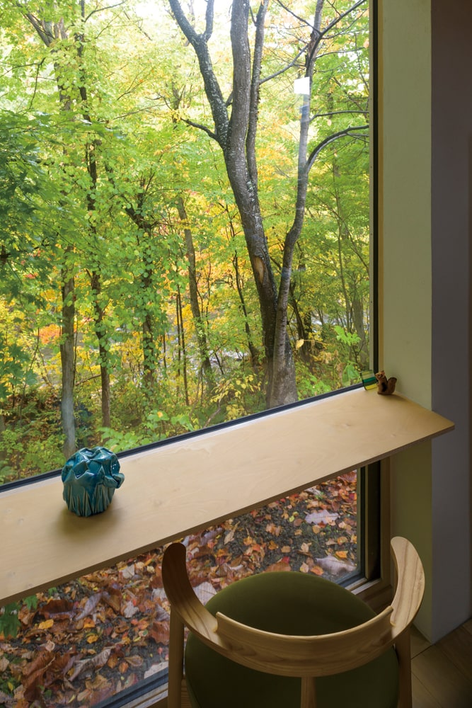 住居棟の中二階の窓際に設えたカウンター。森を眺めながら、心穏やかな時間を過ごせる