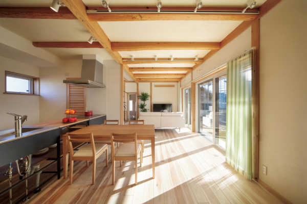 県産無垢材を多用し、自然の力を生かした夏涼しく冬暖かい家