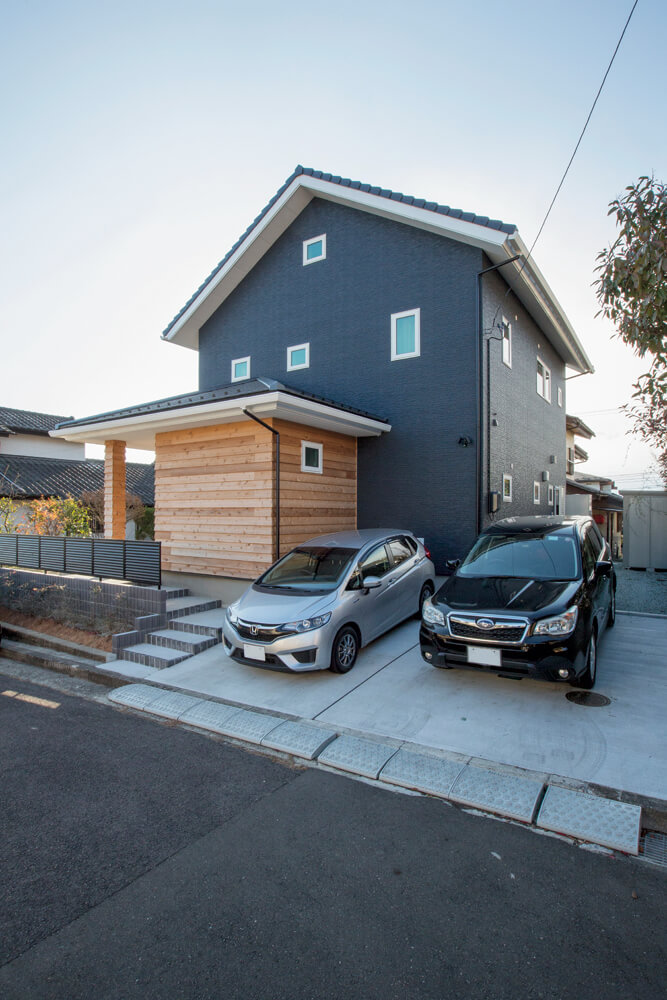 緩やかな丘陵地に広がる住宅街に建つSさん宅。道路側は開口部を最小限にしてプライバシーを確保している