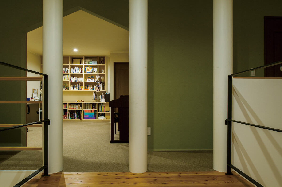 既存の高い腰壁を取り除いた2階階段ホールの先には、子どもたちが「図書室」と呼ぶ家族共用のセカンドリビングを新設した