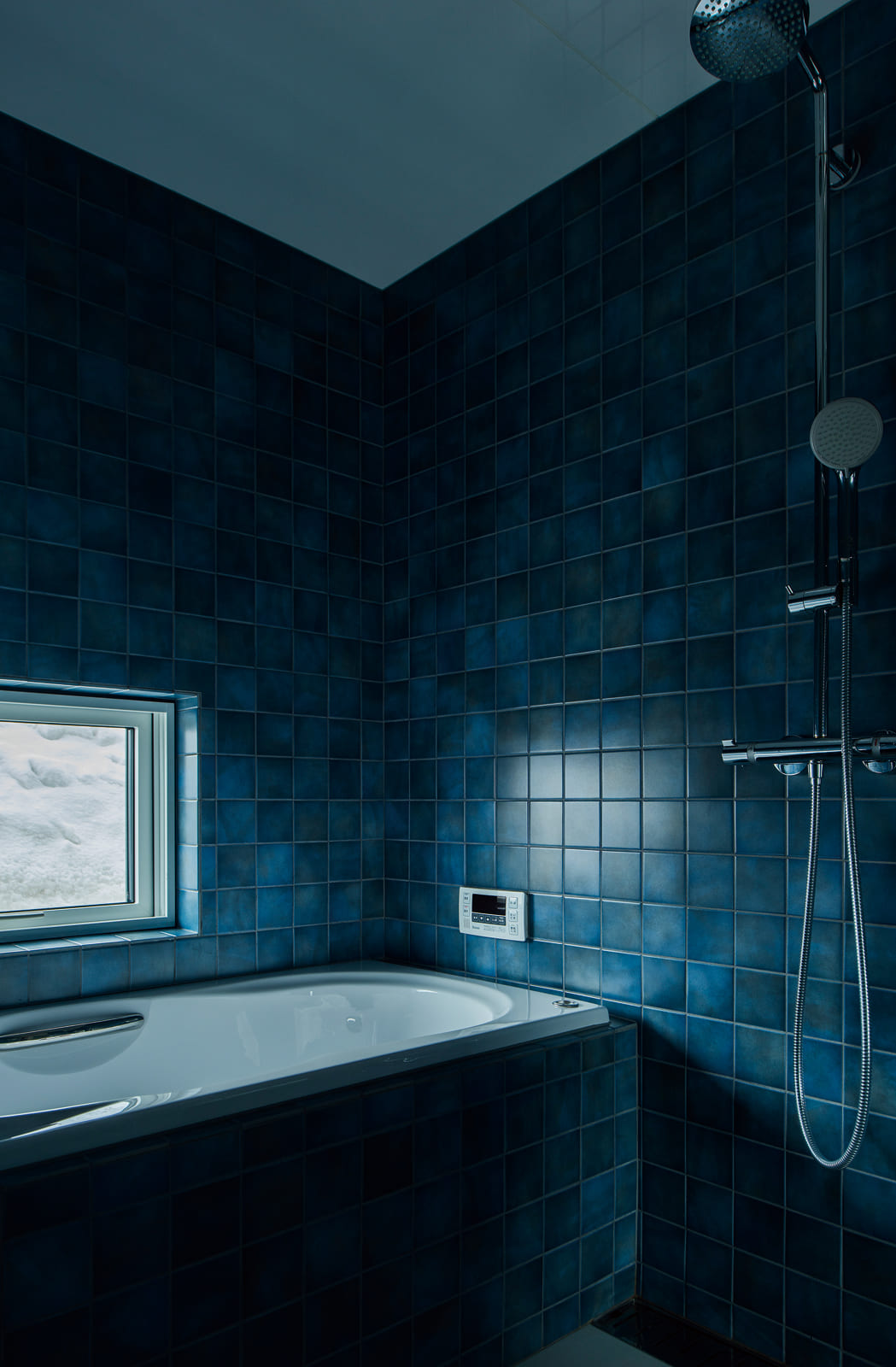 洗面室もお風呂もブルーのタイルで統一感を演出している