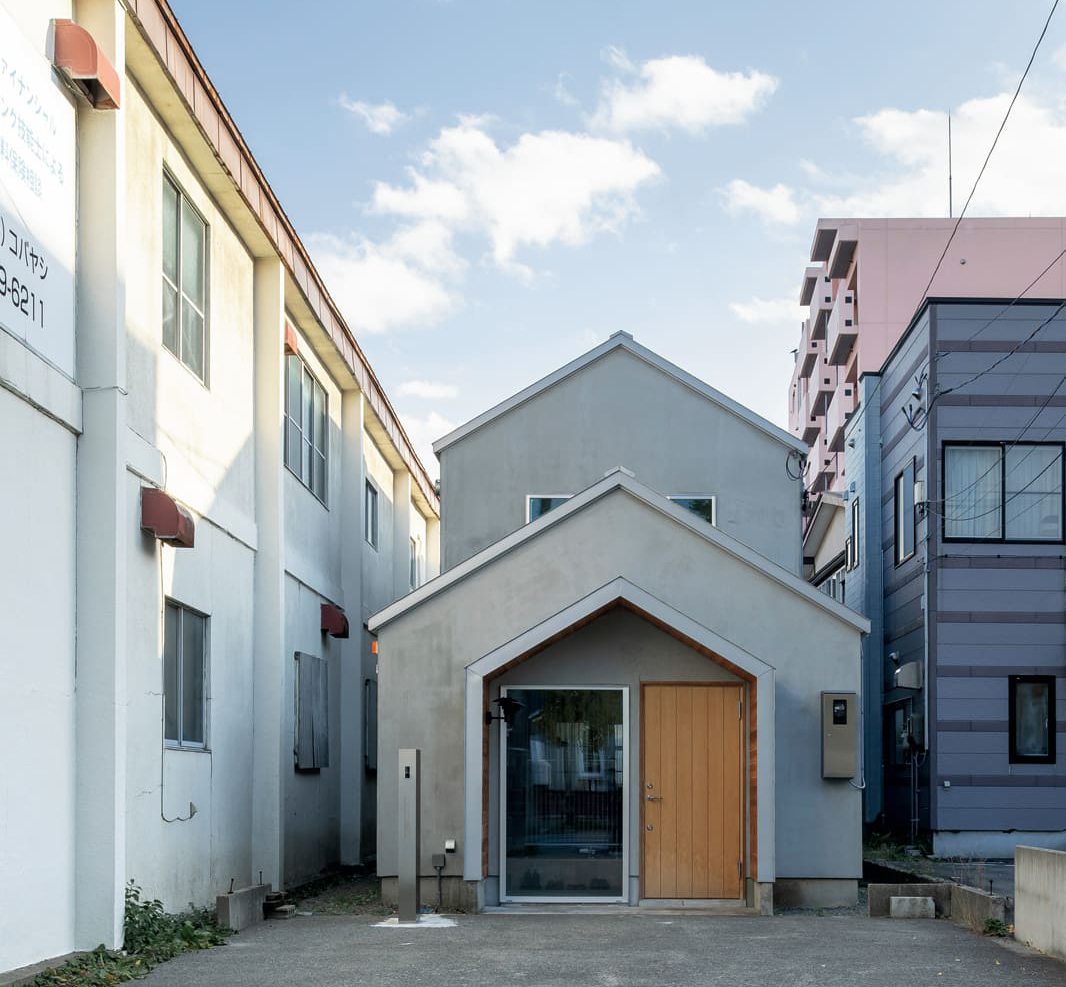 既存のデザインを生かした二重の三角屋根が印象的な外観。幹線道路に面したロケーションだが、少し奥まっているためか騒音はない