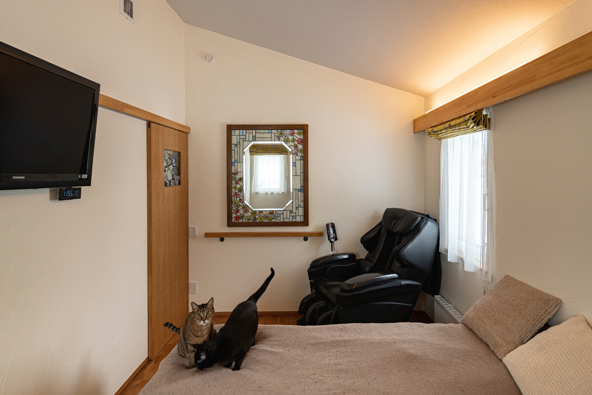 昔の物置の一部と浴室スペースを使って新たに設けた猫たちもくつろぐ夫婦の寝室