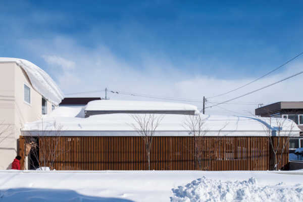 雪や目線を気にせずのびやかに暮らす。和モダン平屋的住宅