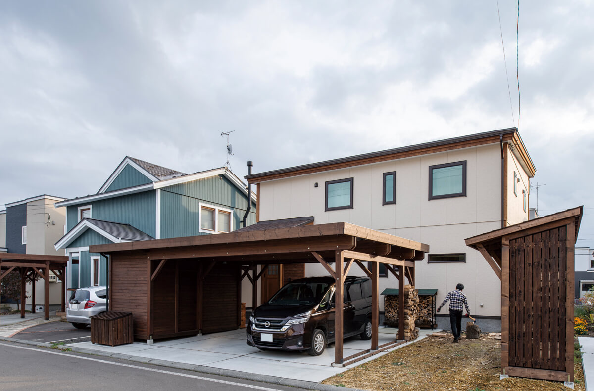 屋根付きカーポートなので、雨や雪に濡れず車から家の中へ移動できる