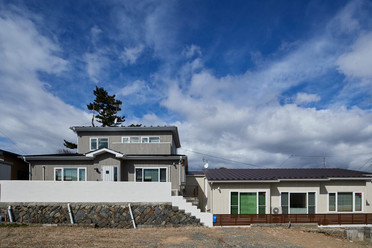 左側の2階建てがAさん宅。同時期に右側のお母さんの家の建て替えもヒノケンで行い、2棟を渡り廊下でつないだ