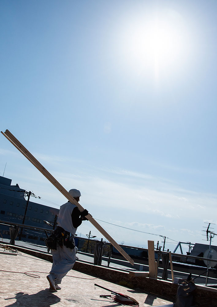 日中の太陽光は無色で白い光を放つ