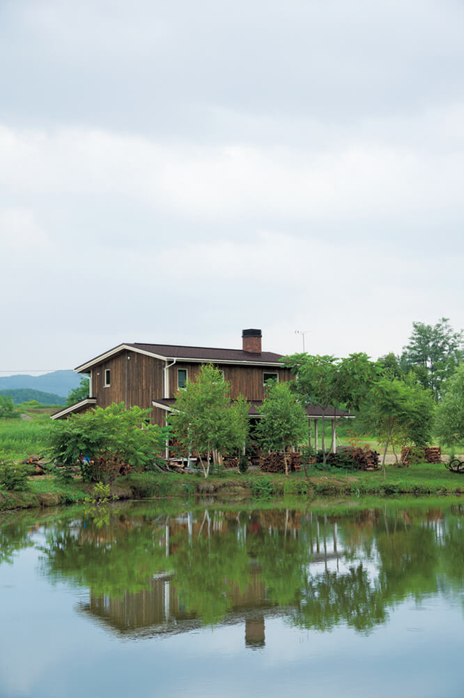 大きな池に面した抜群のロケーション。「Sakuraoka Reservation」は一区画が約３６０坪と、うらやましいほどゆったりとした敷地