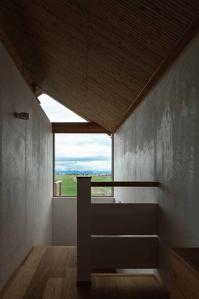 階段を上り下りするときも、大きな窓から空と田園風景が視界に入ってくる