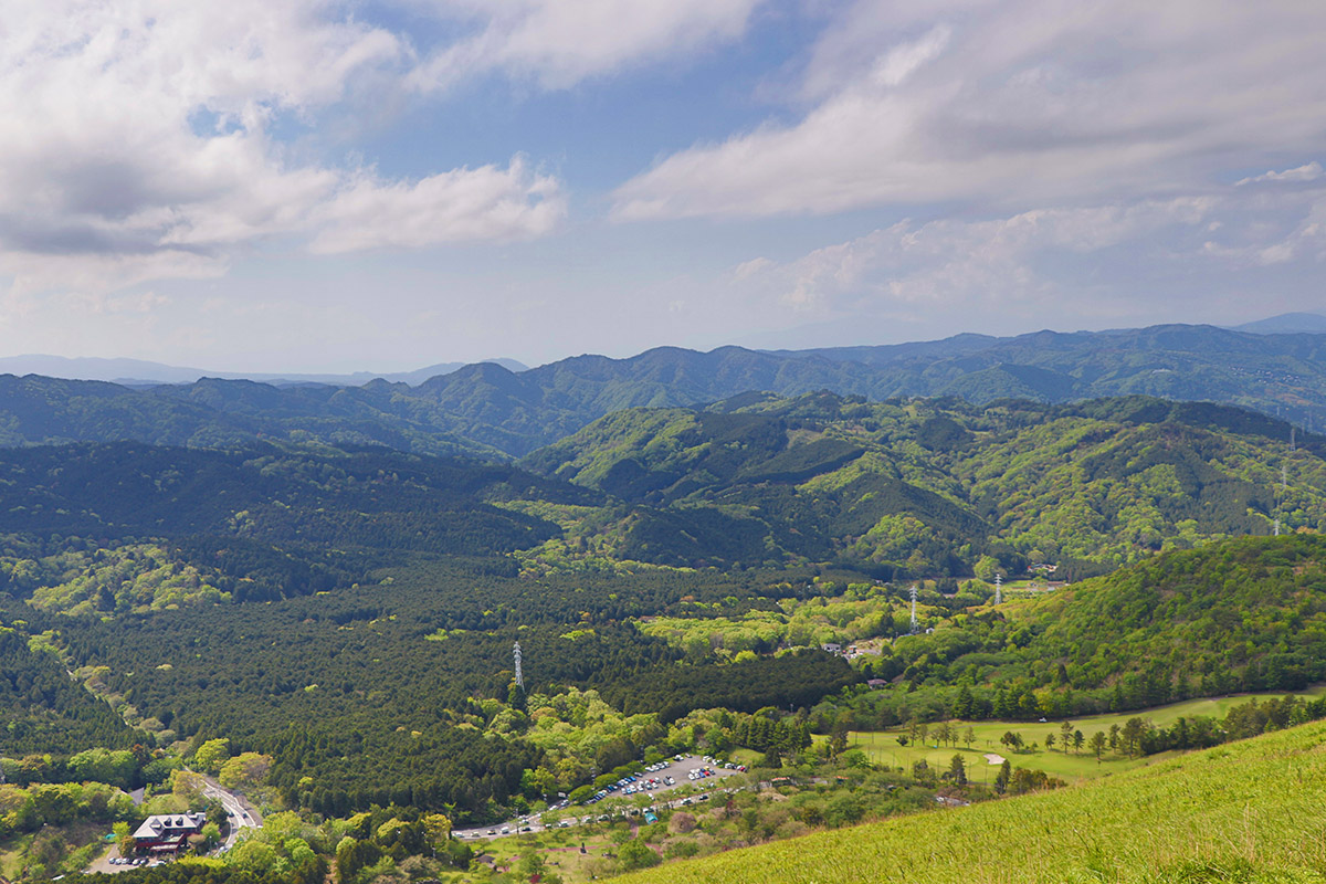 遊歩道から見るジオラマ感のある景色。山側