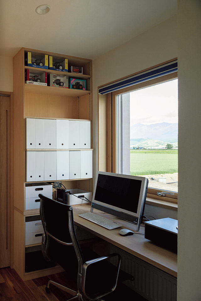 正面の窓から畑の風景を眺める事務作業スペース。各種書類を収納できる棚も造作で設えた