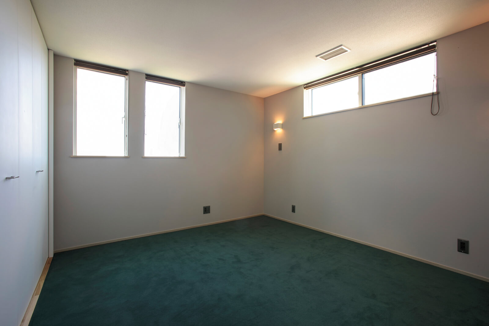 シンプルで飽きがこないデザインの主寝室。床にはウール100％の絨毯を導入している