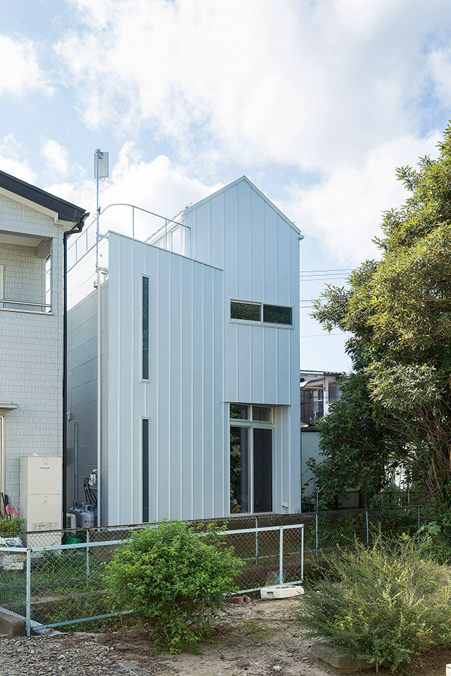 東側外観。夏場は、用水路で涼められた心地よい風が建物内に入り込むようデザインされた