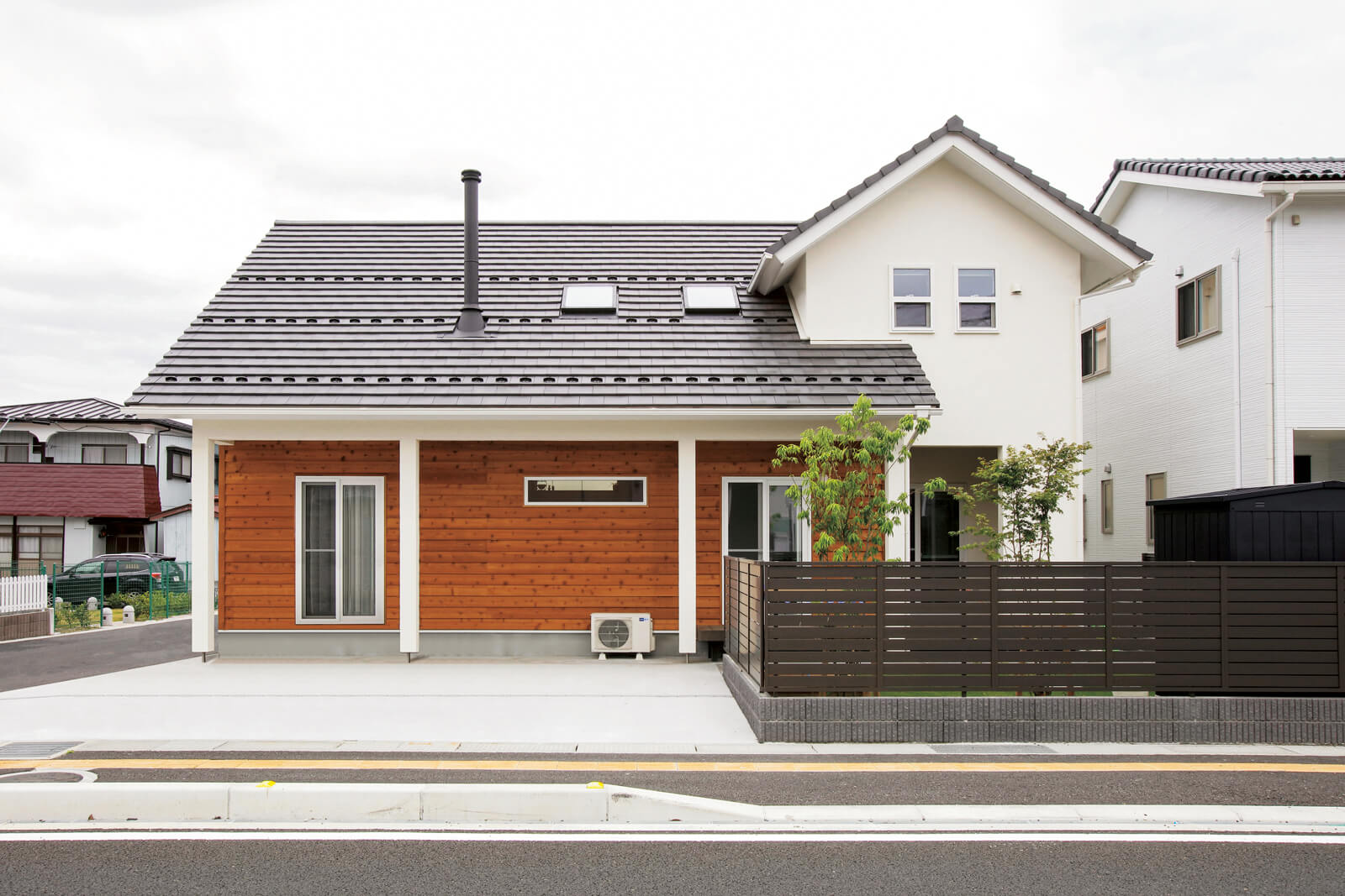 7寸勾配という傾斜の大屋根が伸びやかさを強調。南面はレッドシダーの板張り