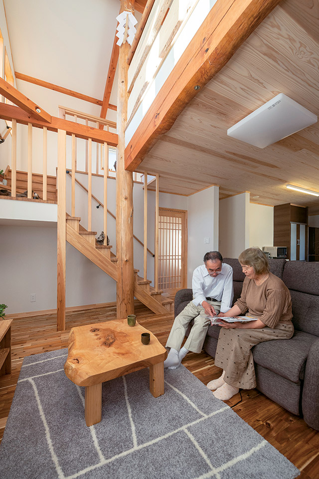家具や建具、幅木やまわり縁など木部の加工はすべて自社加工。適材適所の木の住まいづくりを得意とする