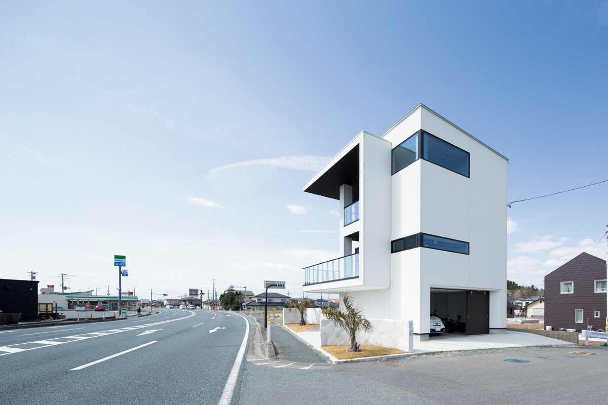 非日常的な住空間を実現した鉄骨造・3階建て