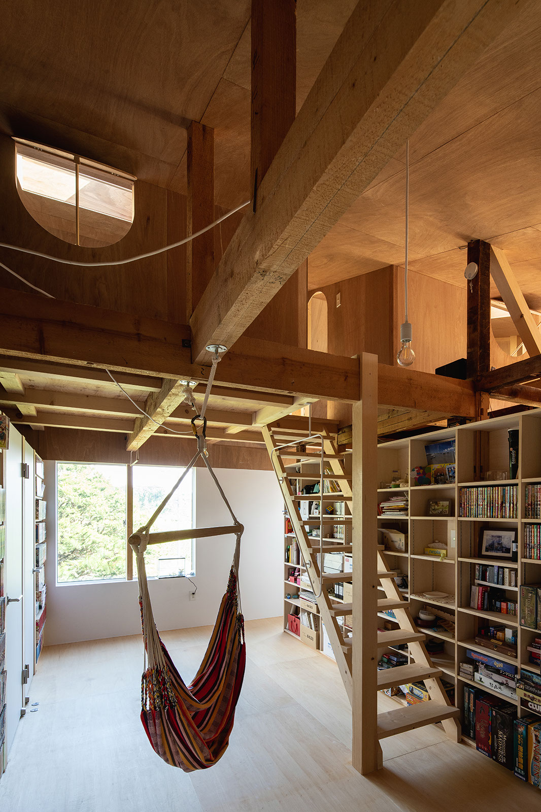 2階の子世帯の住空間は天井板を取り除いて、高さを生かしたつくりに変更
