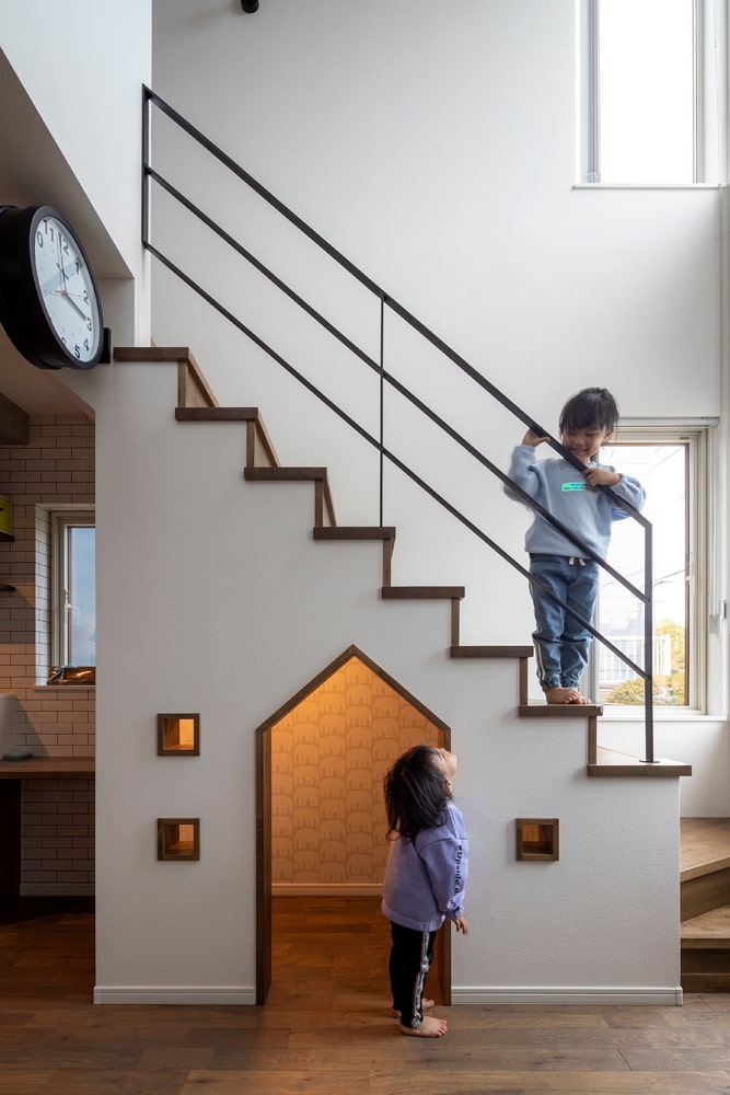 外国映画に出てくる秘密の部屋のような階段下の小部屋は、子どもたちが大好きな空間。この狭さが落ち着く