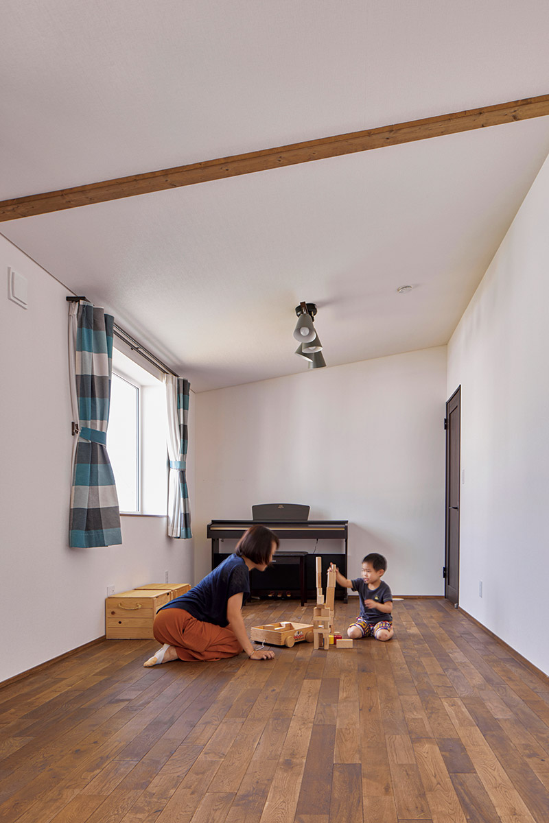 2階の子ども部屋は、広々としたワンルーム仕様。子どもの成長に合わせて、2つの個室にできるよう設計されている