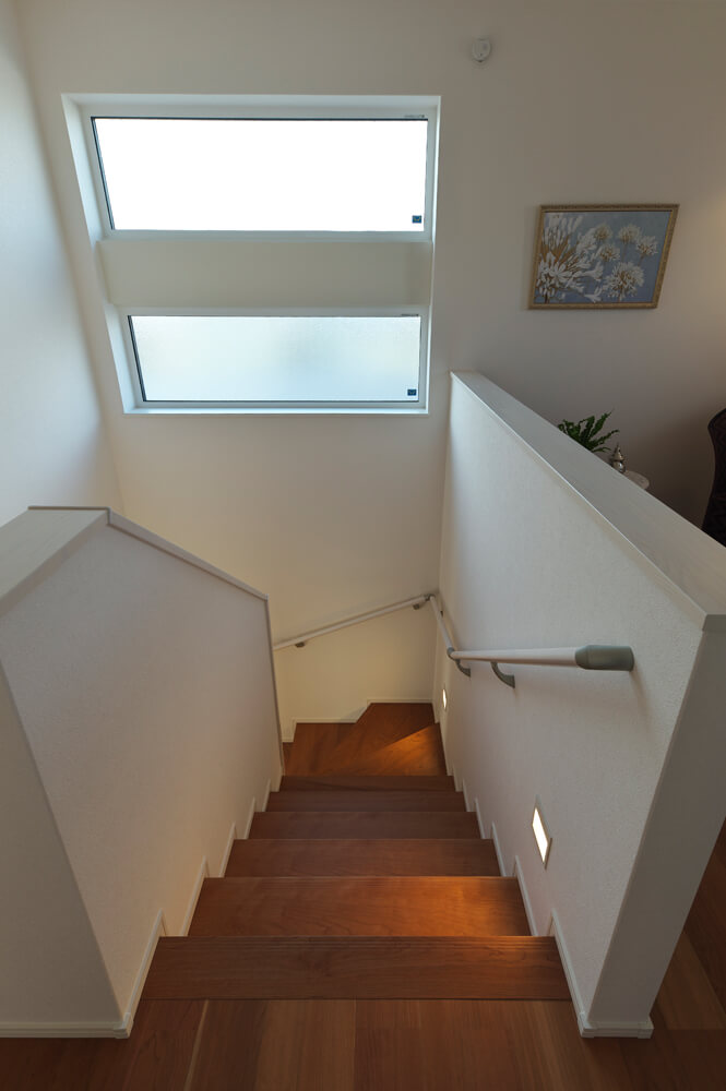 階段は踏板の幅が広く、段差も緩やかで上り下りが楽。2連の窓から陽射しも入り込み、北側でも明るさは十分