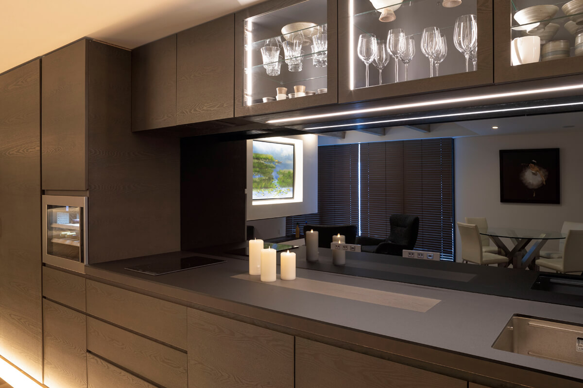 case1 札幌／ラグジュアリーホテルのような空間がコンセプト。収納も含めた壁面デザインはキッチンからひとつながり