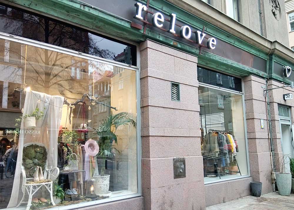 洋服のリサイクルショップ「relove」。ショーウィンドウのディスプレイが目を引く