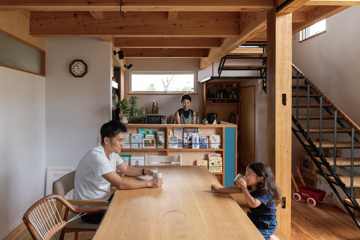 南幌町「みどり野きた住まいるヴィレッジ」プロジェクトに参画し、札幌の建築家、櫻井百子さんとの協働で完成した個人住宅。木組みの美しさが生きる住まいが子育て世代の注目を集め、同ヴィレッジ内で4棟の住宅を手がけている