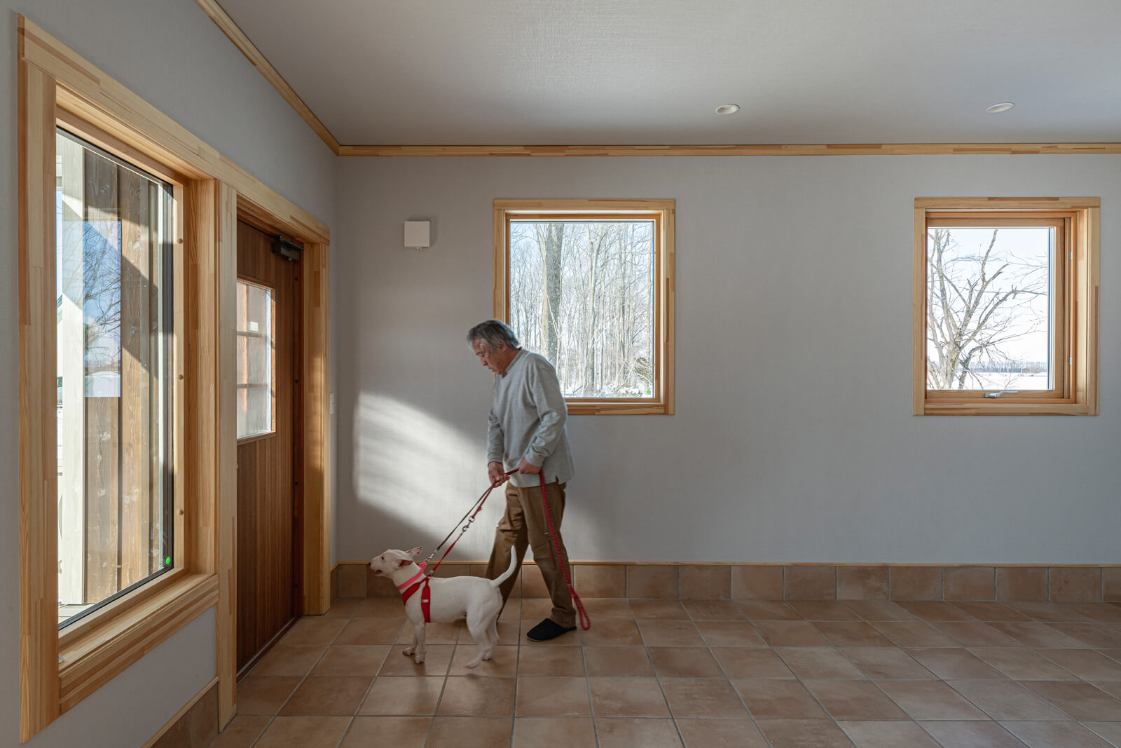 玄関を開けると、3匹の愛犬のために設えた広々とした土間空間がある。今後はその一部を利用して、Aさんの趣味室として活用する予定