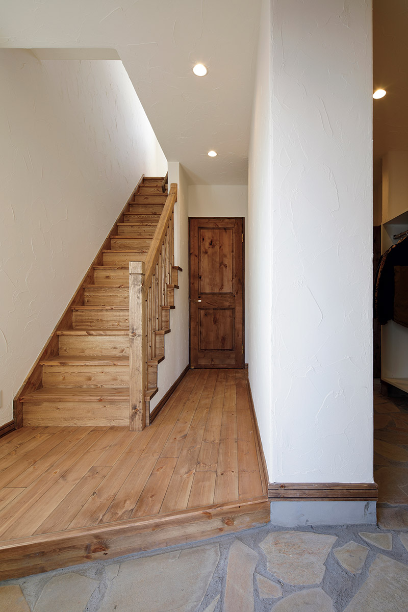 階段や床材はレッドパイン材。面取りや継ぎ、留めなど大工技が光る手すり
