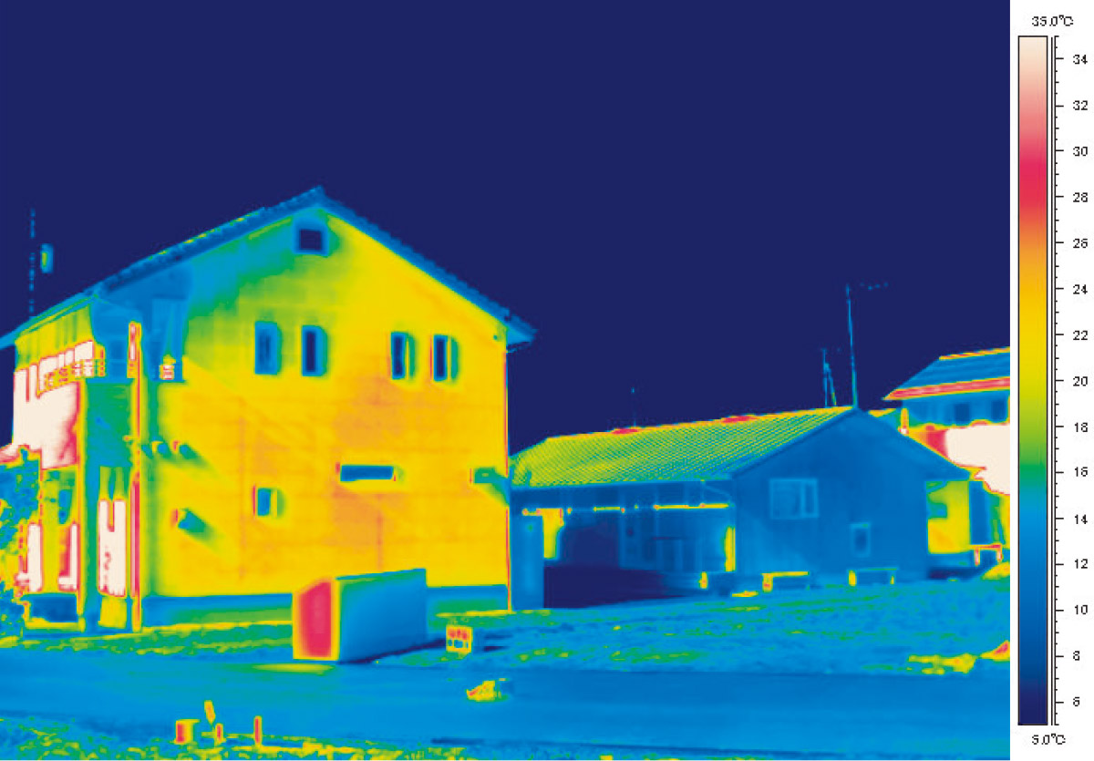 <b>図4　南に2階建ての隣棟がある敷地では、冬に平屋の日当たりは期待できない</b><br>冬の太陽高度は低いので、南に背の高い建物があれば、平屋にはまず日が当たりません。住宅地には日影を規制するための北側斜線などがありますが、2階建ての2階に日当たりを確保するのがせいぜいで、1階の日当たり確保にはまったく不十分です。