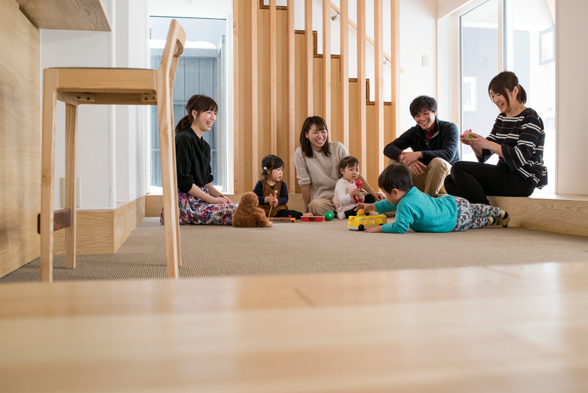 寝そべったり、座ったり、走り回ったり。大人も子どもも自由に過ごす床座の暮らし