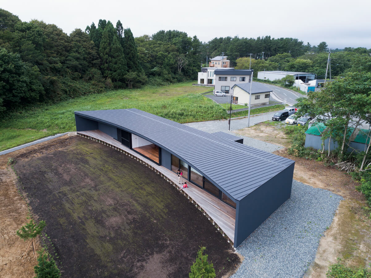 上空から見ると、弓形のデッキテラスのある細長い平屋の特徴的なフォルムがよく見て取れる