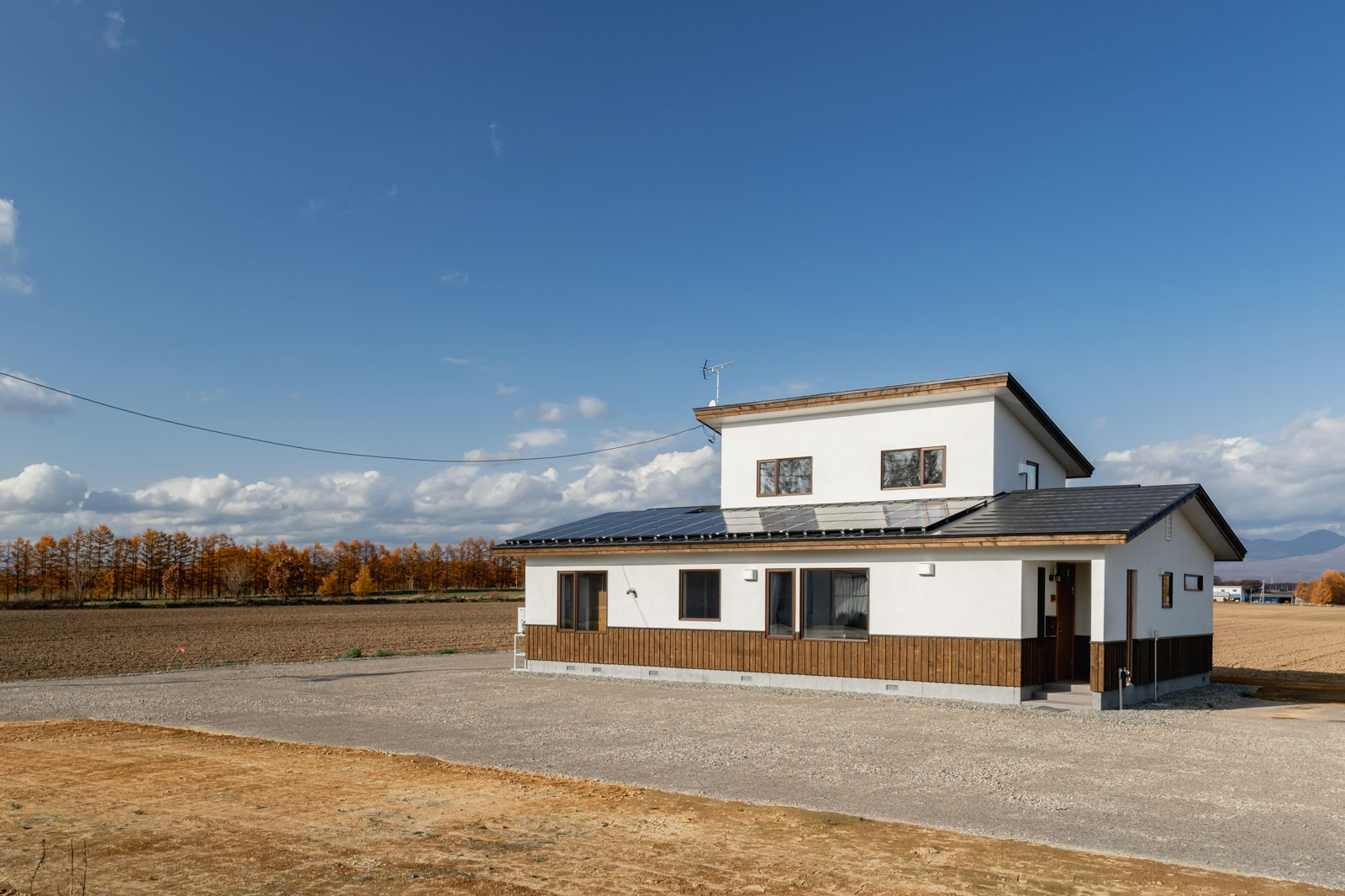 このお宅では、2つの玄関が対角にあり、主な居住空間をその中心に配置している