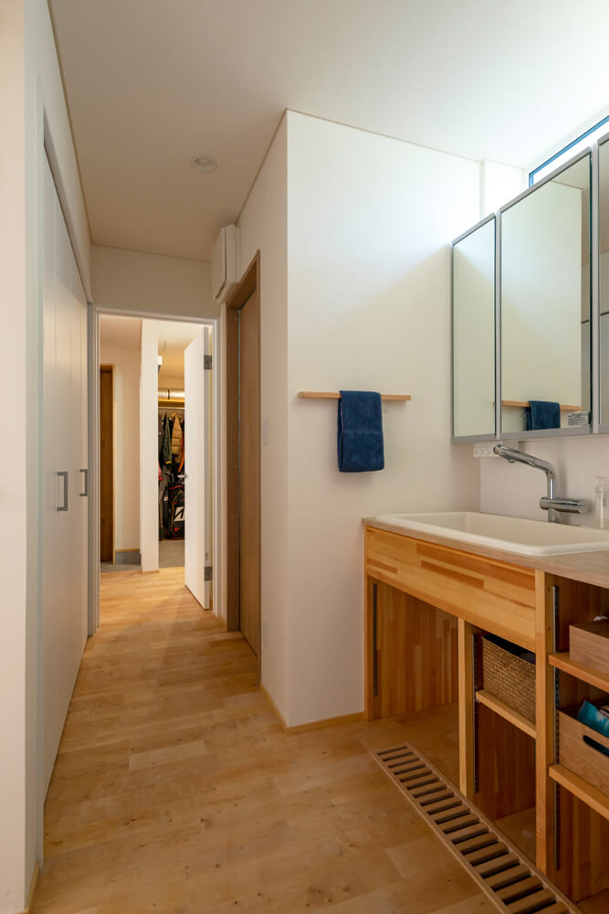 手洗いやトイレなどの水まわりは、玄関と直線で結ばれている