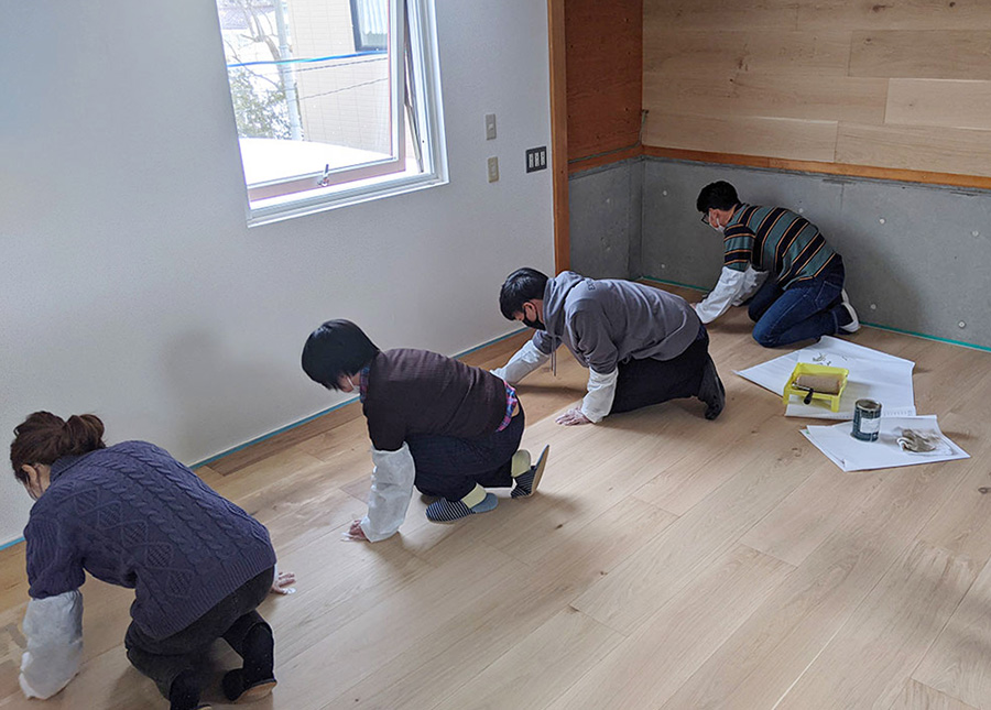 窓を開けて換気をしながら、黙々と床塗り作業