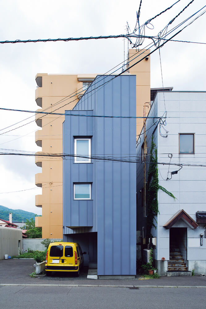 3方向に隣家が迫る狭小敷地。左手の空き地にも将来建物が建つ可能性もあるとか