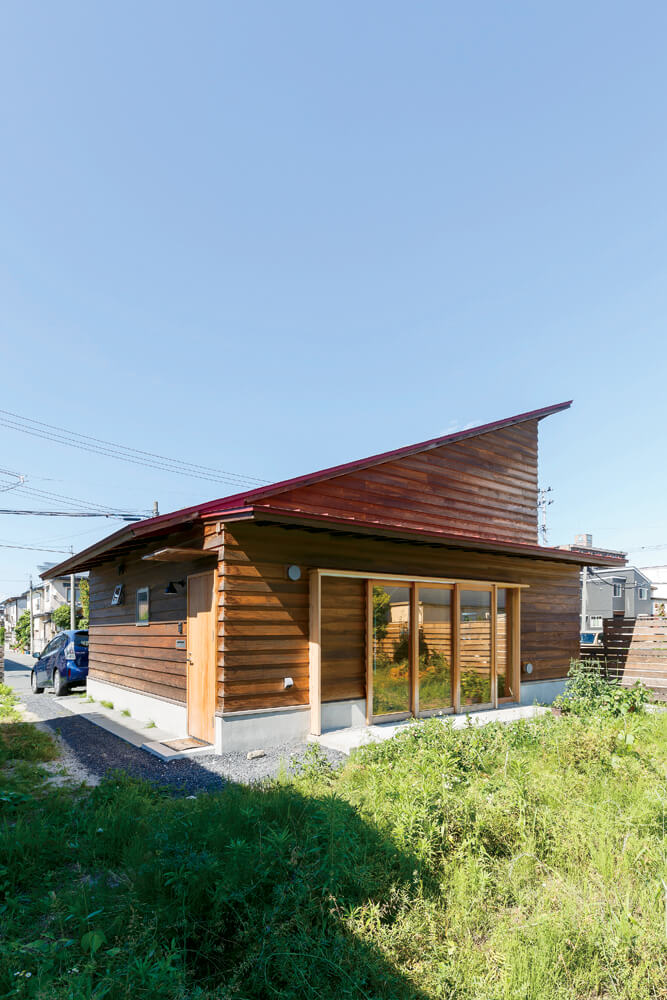 片流れの屋根とスギ下見板張りの外壁が印象的。スタイリッシュな山小屋を彷彿とさせるミニマムデザインだ