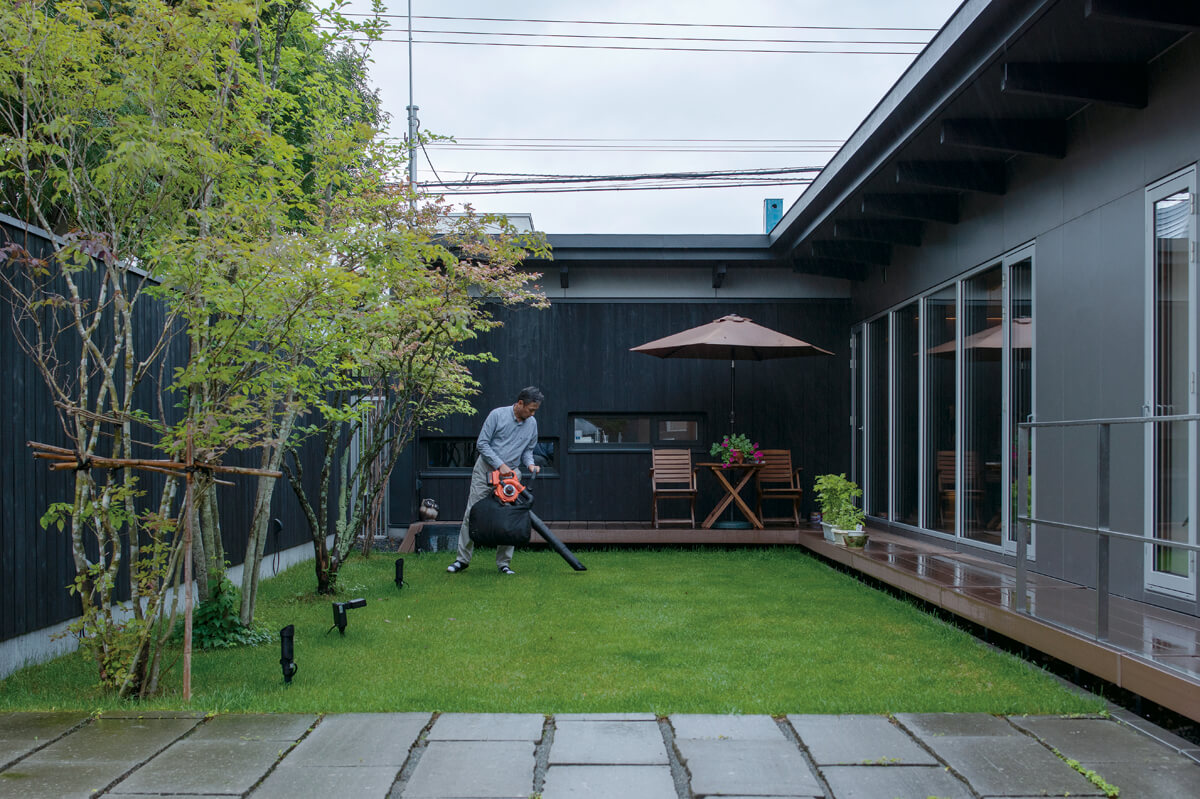 新居に住むようになって、庭の手入れもHさんの休日の仕事になった。「機能的なメンテナンスツールを探すのも楽しみ」とHさん