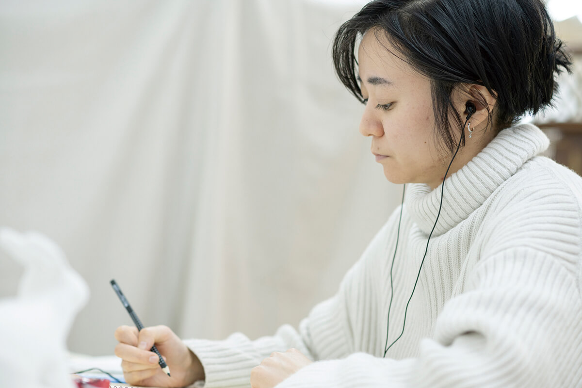 お気に入りの音楽を聴きながら作業に没頭する住田さん