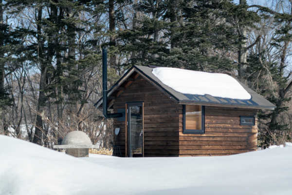 豊かな時間を、ひとり静かに味わう。薪ストーブのある小屋の魅力