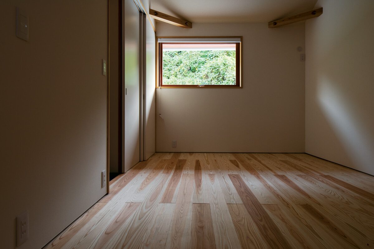 2部屋に分けられる子ども部屋。子どもは3人いるが、上と下の子の年齢差を考え、あえて2部屋とした
