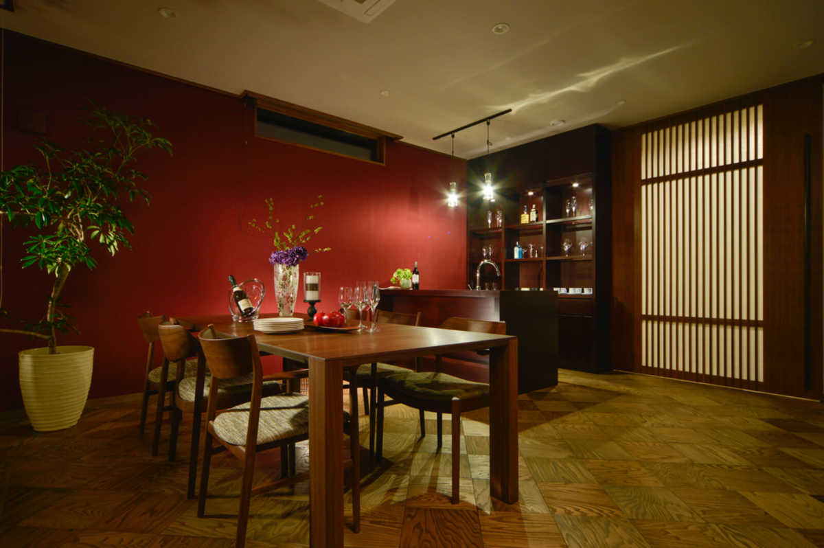 赤のクロスが特徴的な1階ゲストルームはバーカウンターがあり、お店にいるかのようにお酒を愉しむことができる