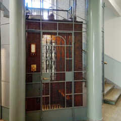 今も現役。1930年代マンションのレトロなエレベーター