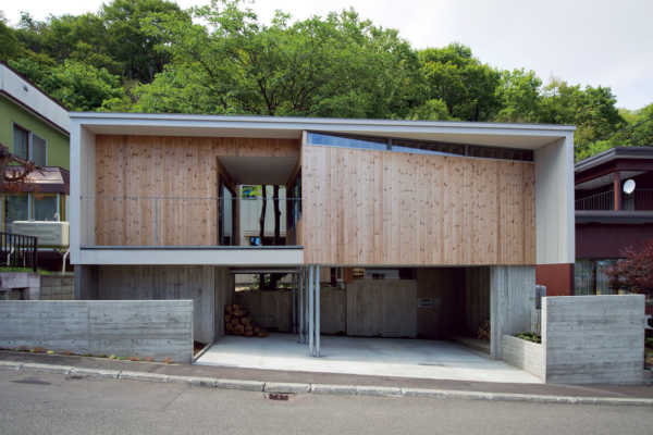 イヌエンジュと裏山の森に育まれる住まい