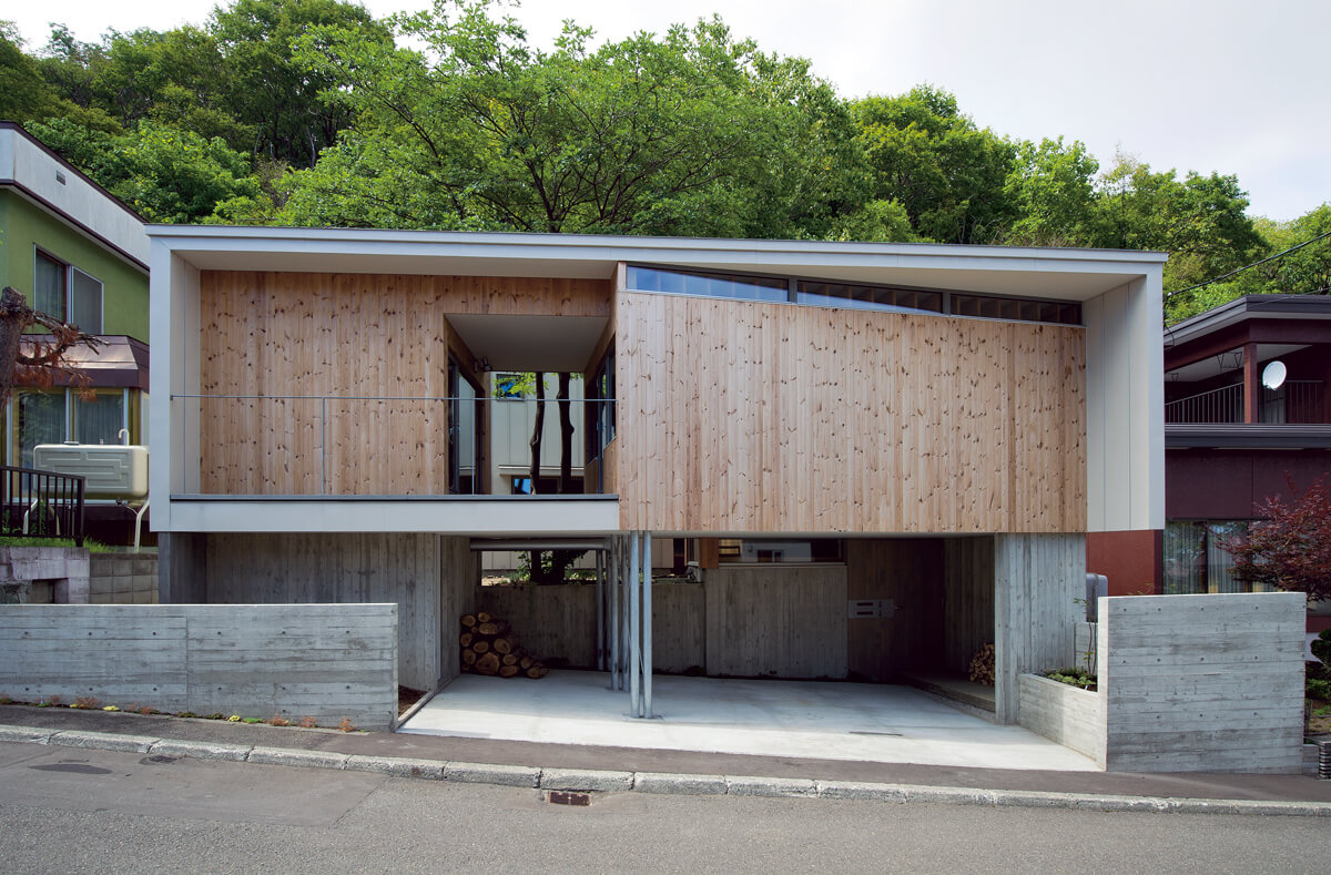 ２階の建物の隙間、屋根の上からイヌエンジュの木がのぞき、地域の人たちにその存在を伝える。枝葉は屋根に陰をつくるので、日射熱が建物に与える影響を軽減できるという側面も