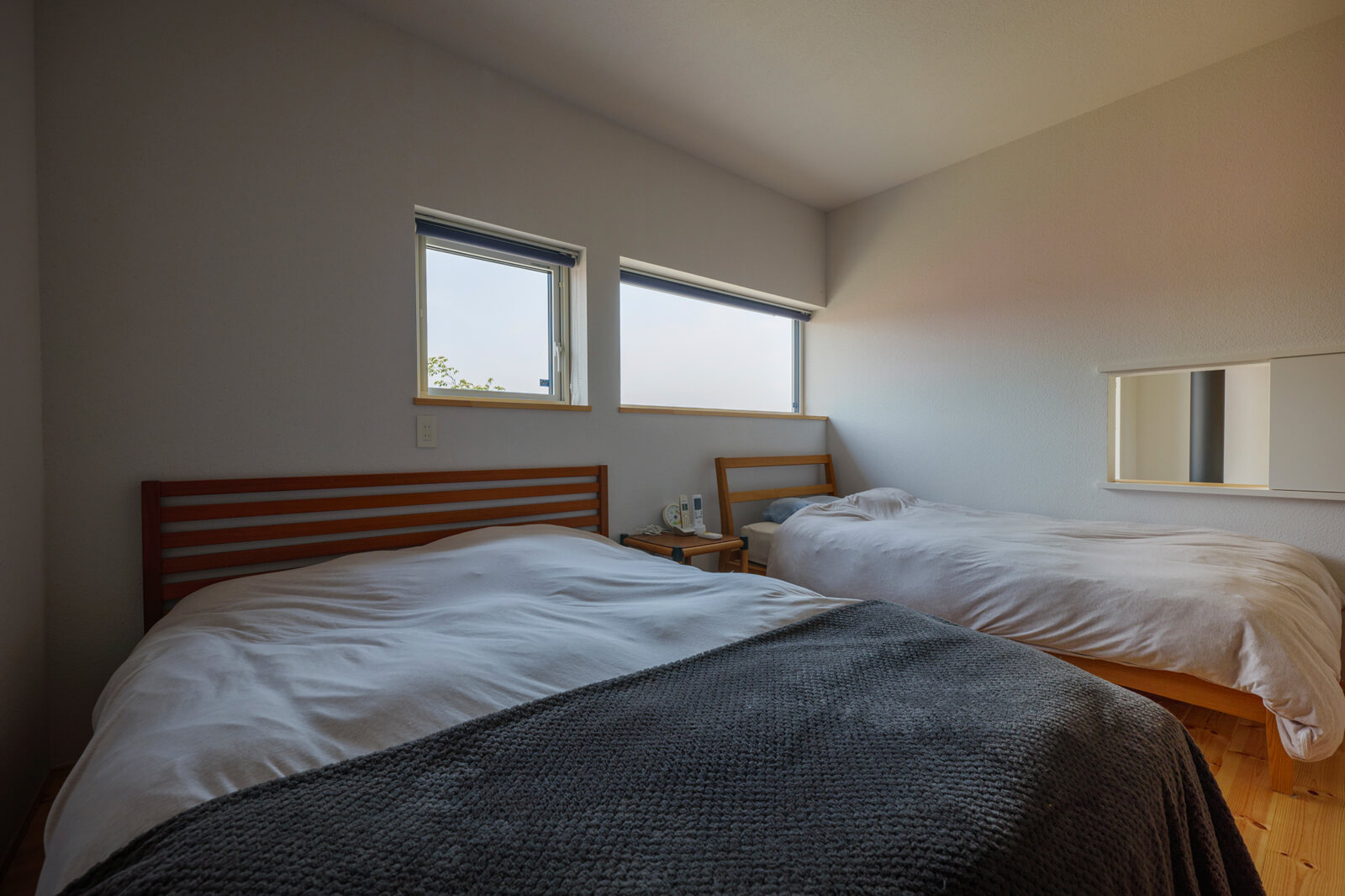 寝室などのプライベートスペースは2階に集約。寝室の小窓からは薪ストーブの暖気を取り入れられる。断熱・気密性能がしっかりとしているため、一年を通してどの部屋も一定の温度が保たれている