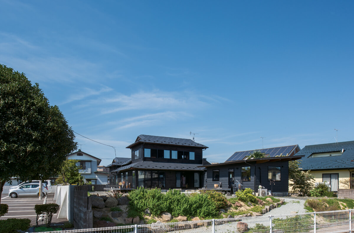 JR岩沼駅にほど近い、市管轄の緑道沿いに建つ洞口さん宅。緑道を歩く人を温かく迎え入れる開放的なアプローチも魅力