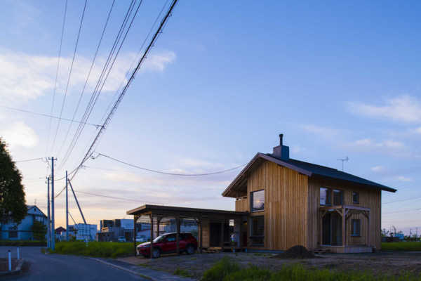 緑と木の香が心地よい “てまひまくらし”の家