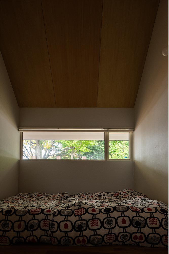 ベッドの上部に設けた横長の窓は、一部を開閉できる窓にして通風や換気に配慮